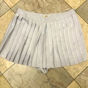 Pale blue linen pleated skort
Silence + noise size 4